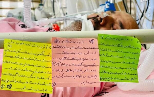 عکس دختر در حال نامه نوشتن