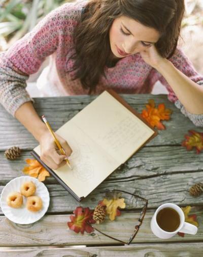 عکس دختر در حال نامه نوشتن