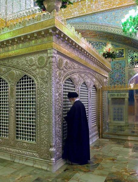 عکس رهبری حرم امام رضا