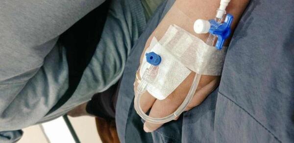 عکس پروفایل سرم در دست دختر
