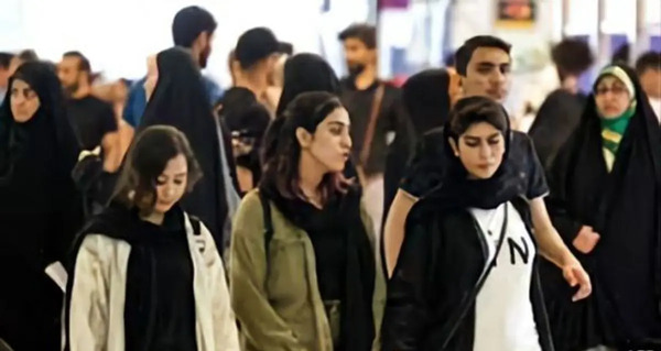 عکس نماینده مجلس با خربزه