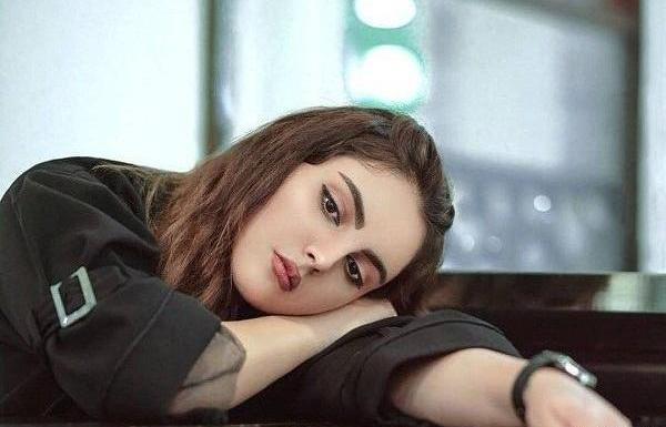 ژست عکس غمگین دخترانه