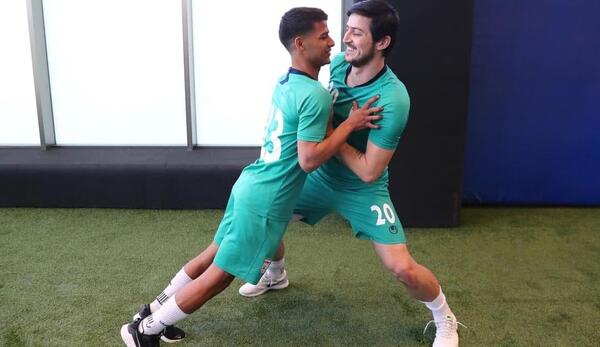 عکس مهدی قائدی با جام قهرمانی استقلال