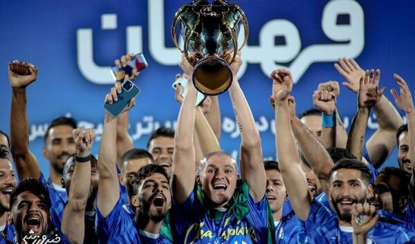 عکس مهدی قائدی با جام قهرمانی استقلال