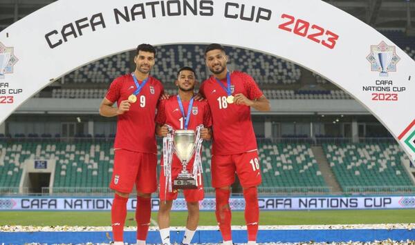 عکس مهدی قائدی با جام قهرمانی استقلال