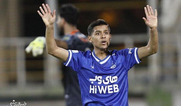 عکس مهدی قائدی با جام قهرمانی استقلال