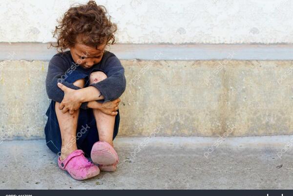 عکس کودک غمگین نشسته