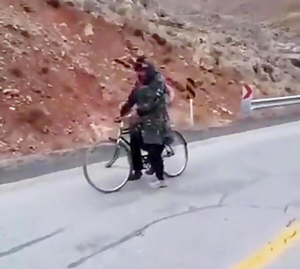 عکس بهروز وثوقی و گوگوش روی موتور