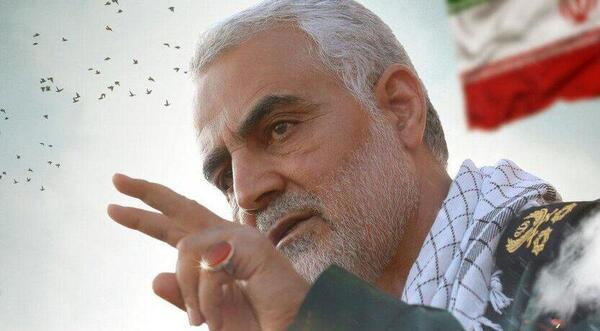 عکس قاسم سلیمانی با پرچم ایران