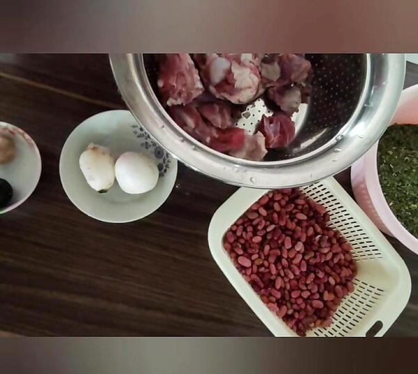 عکس قورمه سبزی توی قابلمه