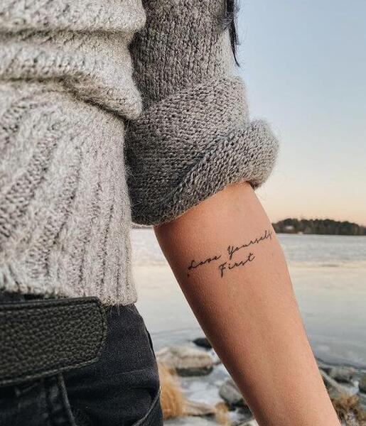 عکس نوشته ی تاتو روی دست