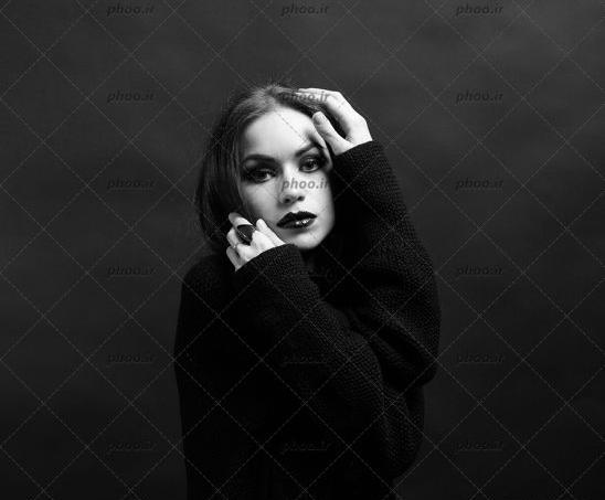 ژست برای عکس سیاه سفید