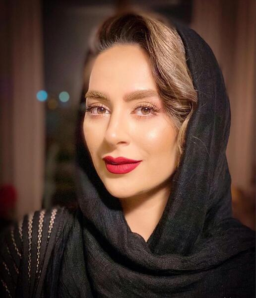 ژست برای عکس سیاه سفید