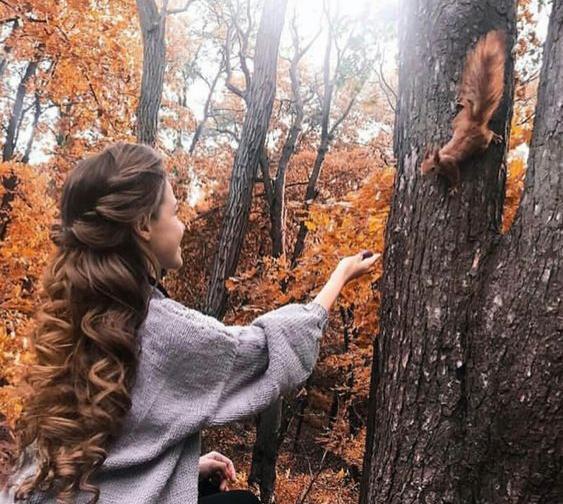 ژست عکس دخترانه در طبیعت پاییز