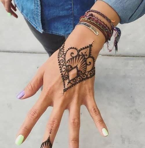 عکس تاتو روی دست با حنا