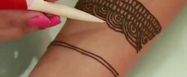 عکس تاتو روی دست با حنا