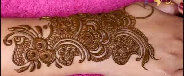 عکس تاتو روی دست با حنا