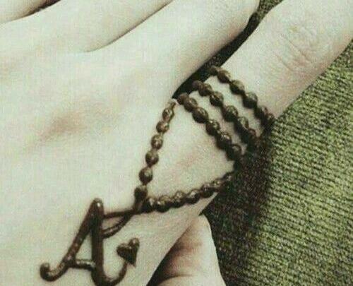 عکس تاتو روی دست با حنا