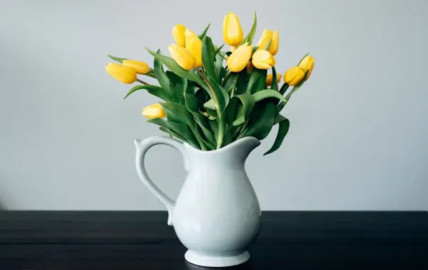 عکس نقاشی گل لاله در گلدان