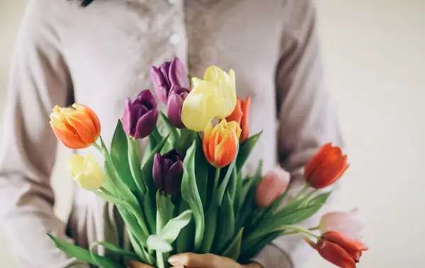 عکس نقاشی گل لاله در گلدان