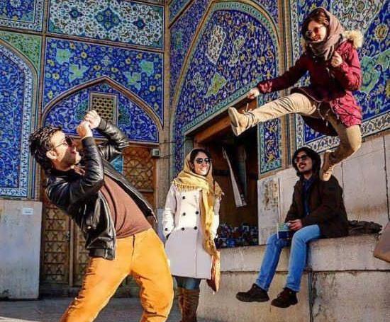ژست عکس رفیقانه دخترانه