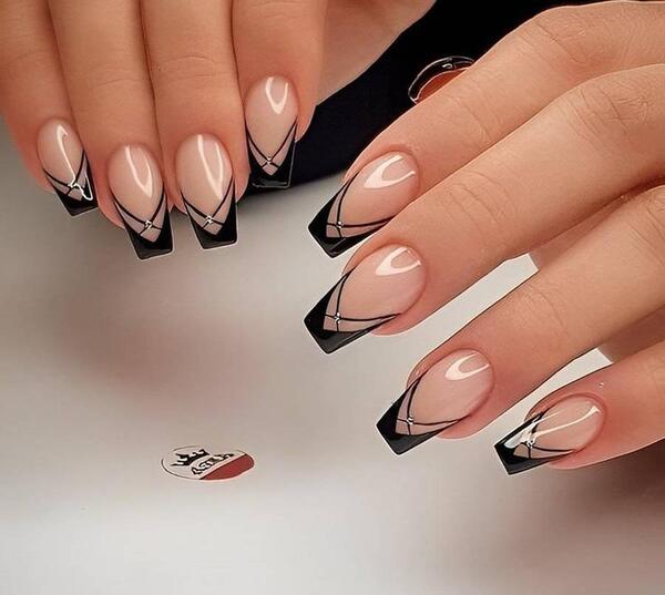 عکس مدل کاشت ناخن فرنچ مشکی