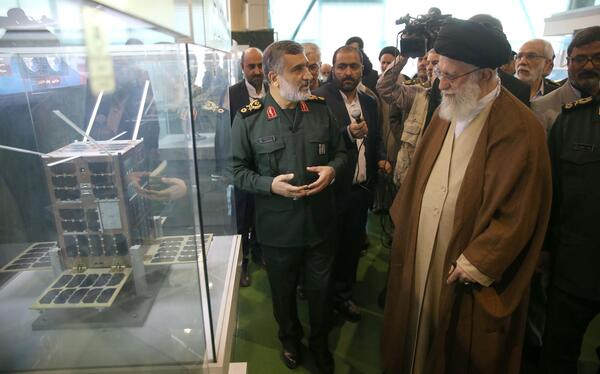 عکس سردار حاجی زاده با رهبر