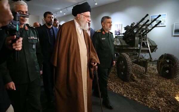 عکس سردار حاجی زاده با رهبر