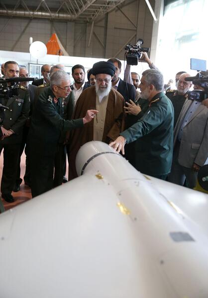 عکس سردار حاجی زاده با رهبر
