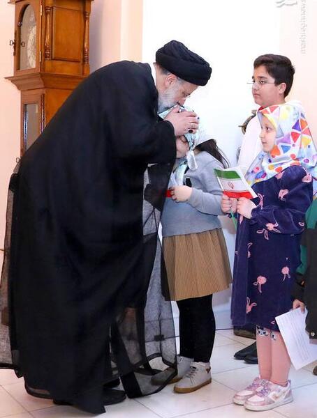 عکس رئیسی با لباس پرسپولیس