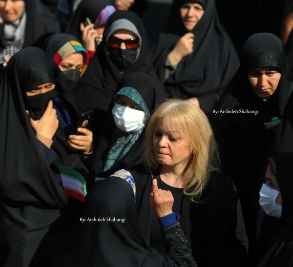 عکس زن در حال پی پی