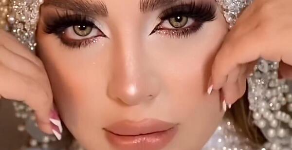 ژست عکس دخترانه شاخ در طبیعت