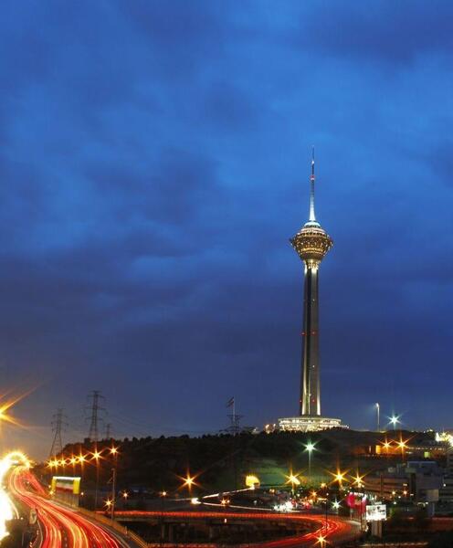 عکس برج میلاد تهران در شب