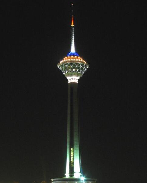 عکس برج میلاد تهران در شب