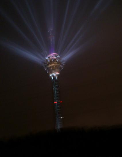 عکس برج میلاد تهران در شب