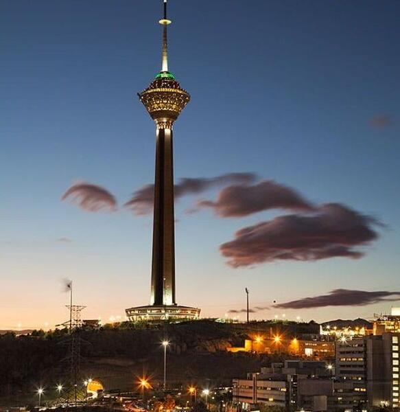 عکس برج میلاد تهران در شب