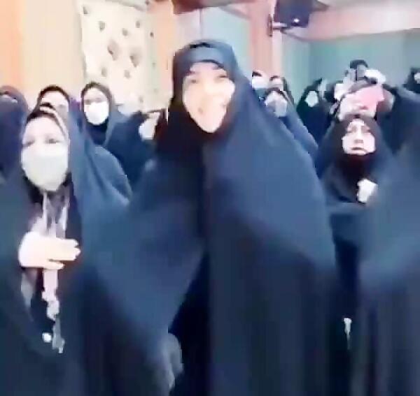 عکس الهام چرخنده در اوای باران