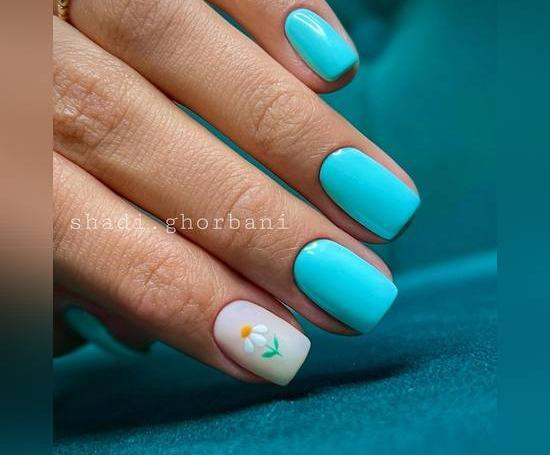 عکس طراحی ناخن مشکی طلایی