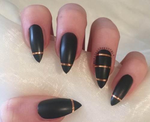 عکس طراحی ناخن مشکی طلایی