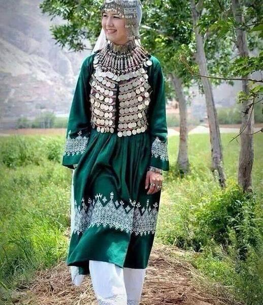 عکس دختر با لباس محلی افغانی