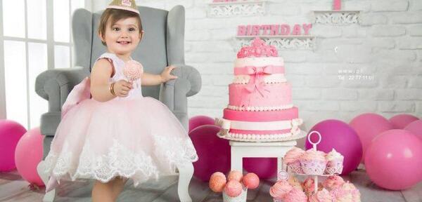 ژست عکس روی کیک