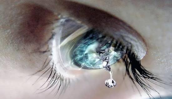 عکس دختر ایستاده غمگین
