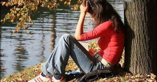 عکس دختر ایستاده غمگین