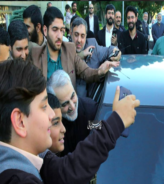عکس حاج قاسم سلیمانی با فرزندان شهدا