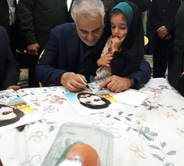 عکس حاج قاسم سلیمانی با فرزندان شهدا