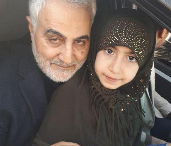 عکس حاج قاسم سلیمانی با فرزندان شهدا