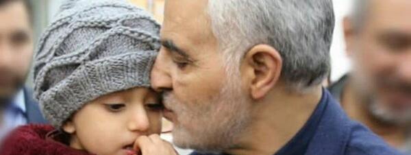 عکس حاج قاسم سلیمانی با فرزندان شهدا