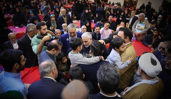 عکس حاج قاسم سلیمانی با فرزندان شهدا