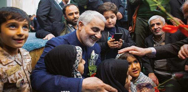 عکس حاج قاسم سلیمانی با فرزندان شهدا