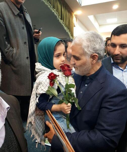 عکس حاج قاسم سلیمانی با فرزندان شهدا